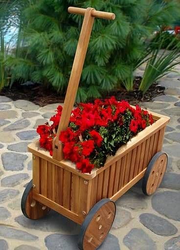 jardinera-de-madera-en-forma-de-carretilla