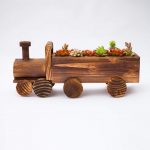 maceta de madera en forma de tren para cactus y suculentas